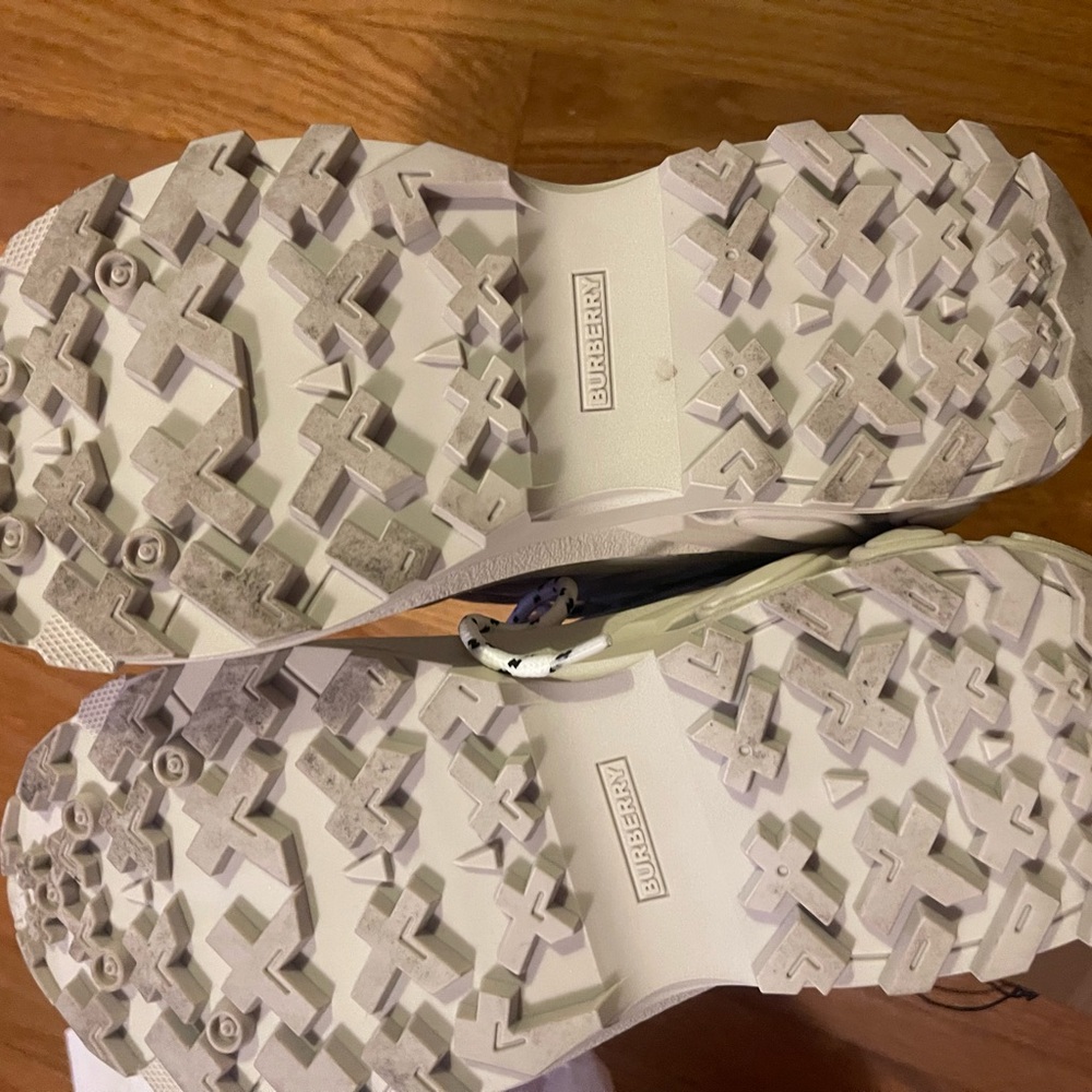 Burberry Arthur Check Sneakers - Picture 14 of 14